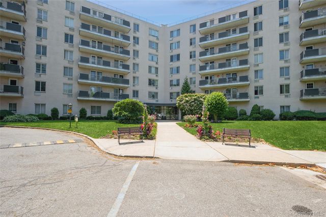 135 Post Avenue 4C, Westbury, NY 11590