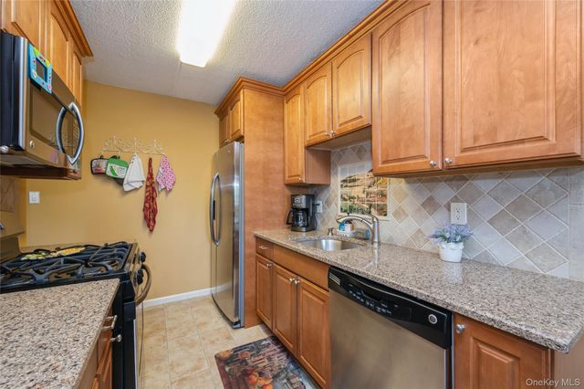 135 Post Avenue 4C, Westbury, NY 11590