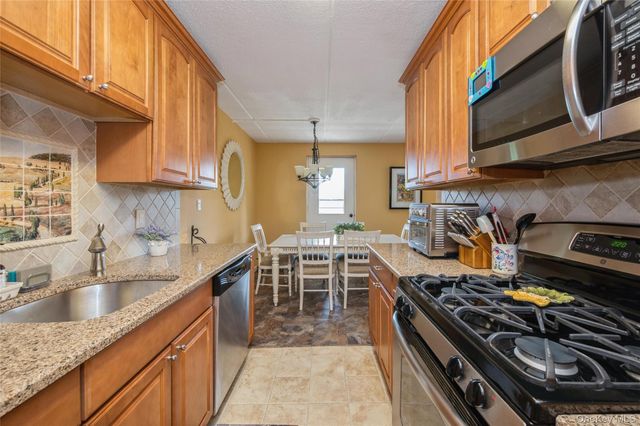 135 Post Avenue 4C, Westbury, NY 11590