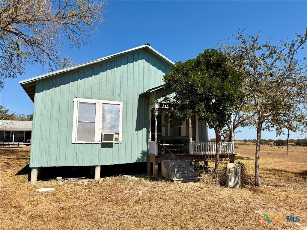 2944 State Highway 111, Yoakum, TX 77995