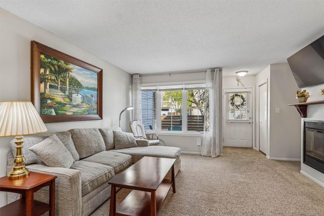 1035 68th Street 6, West Des Moines, IA 50266