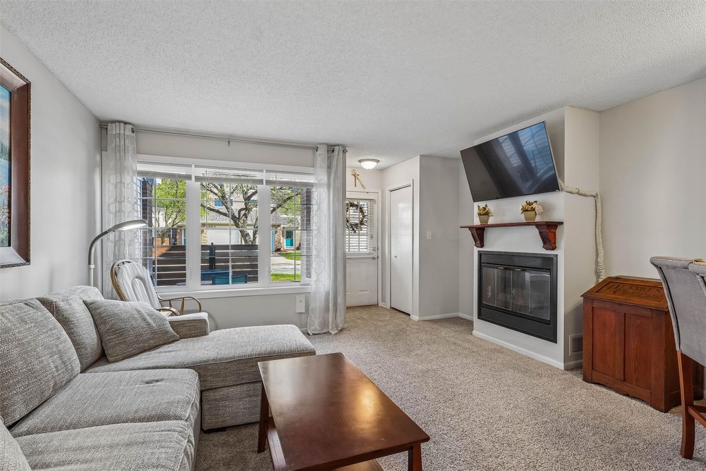 1035 68th Street 6, West Des Moines, IA 50266