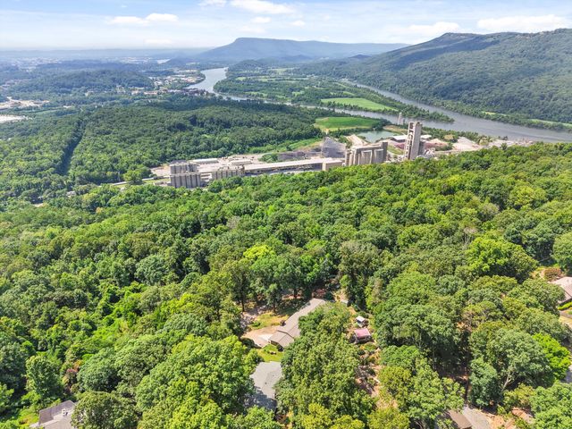 1059 Balmoral Drive, Signal Mountain, TN 37377