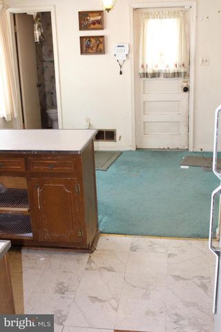 6815 ROLLING RD, Springfield, VA 22152