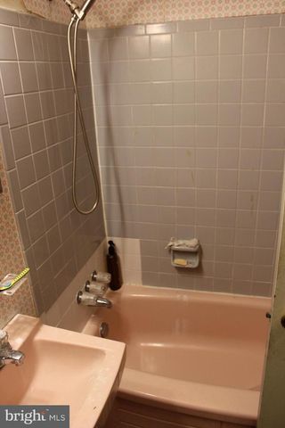 6815 ROLLING RD, Springfield, VA 22152