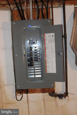 6815 ROLLING RD, Springfield, VA 22152