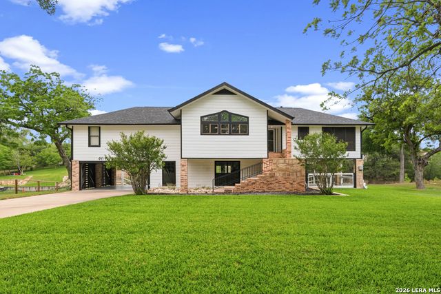 46 E Hampton, Seguin, TX 78155