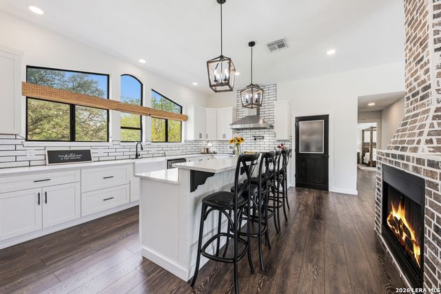 46 E Hampton, Seguin, TX 78155