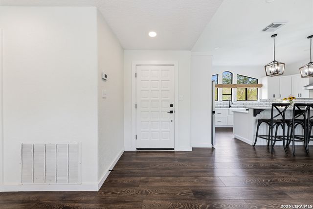 46 E Hampton, Seguin, TX 78155