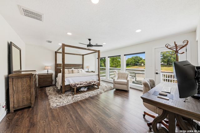 46 E Hampton, Seguin, TX 78155