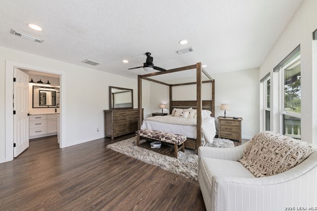 46 E Hampton, Seguin, TX 78155