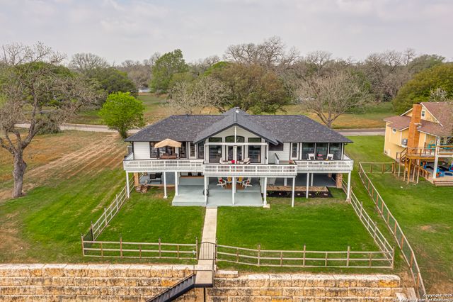 46 E Hampton, Seguin, TX 78155