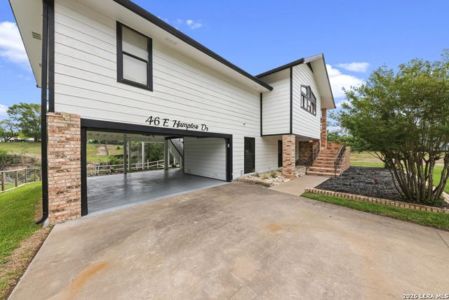 46 E Hampton, Seguin, TX 78155