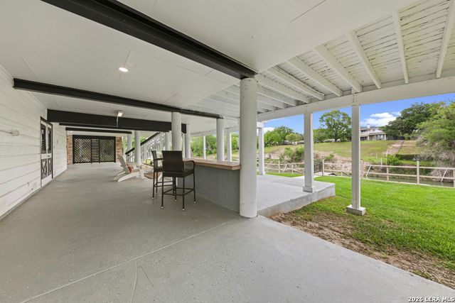 46 E Hampton, Seguin, TX 78155