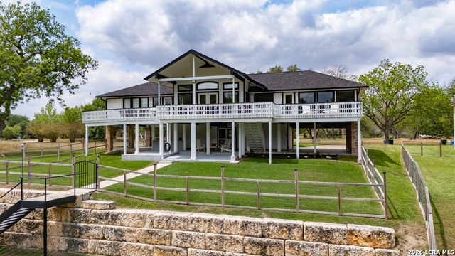 46 E Hampton, Seguin, TX 78155
