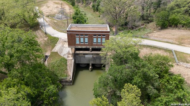 46 E Hampton, Seguin, TX 78155
