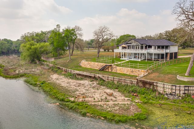 46 E Hampton, Seguin, TX 78155