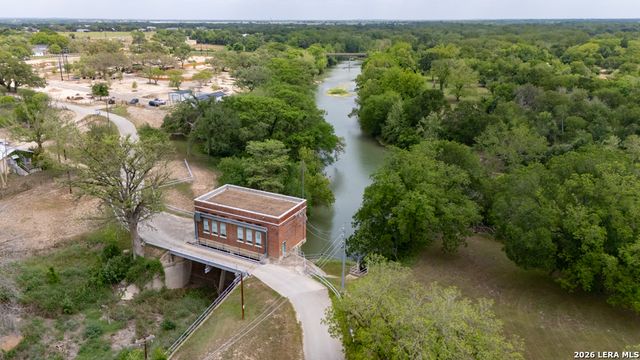 46 E Hampton, Seguin, TX 78155