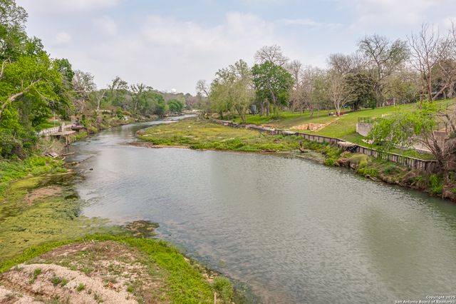 46 E Hampton, Seguin, TX 78155