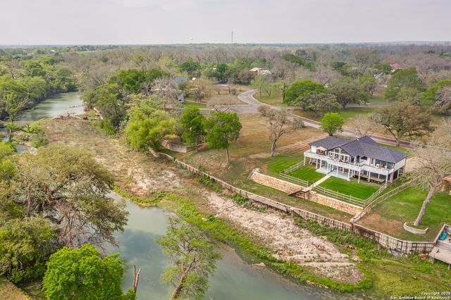 46 E Hampton, Seguin, TX 78155