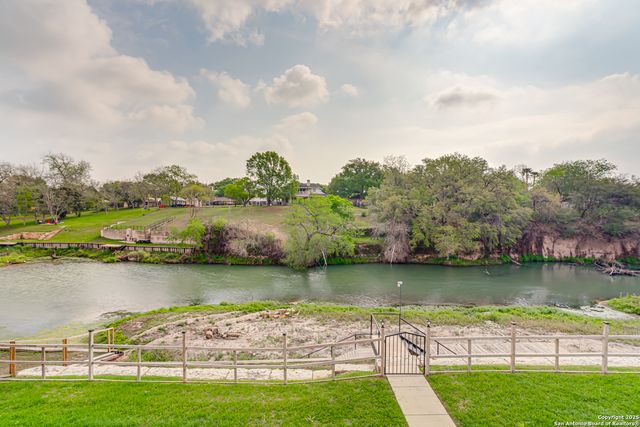 46 E Hampton, Seguin, TX 78155
