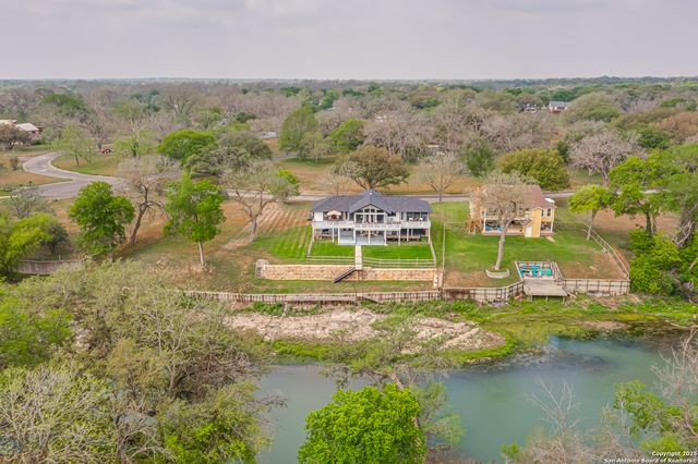 46 E Hampton, Seguin, TX 78155