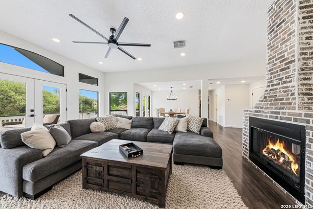 46 E Hampton, Seguin, TX 78155
