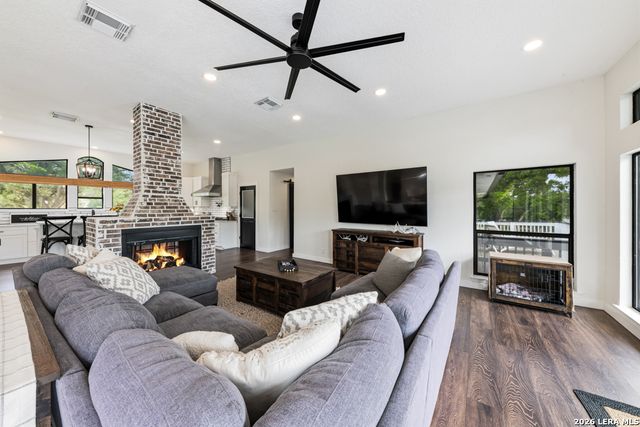 46 E Hampton, Seguin, TX 78155
