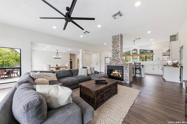 46 E Hampton, Seguin, TX 78155