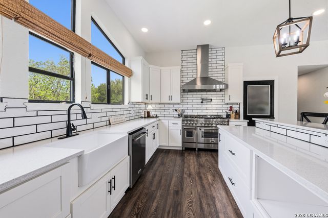 46 E Hampton, Seguin, TX 78155