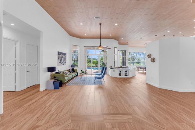 13890 SW 41st St, Davie, FL 33330