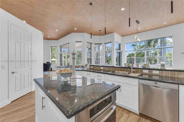 13890 SW 41st St, Davie, FL 33330