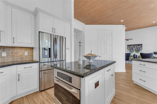 13890 SW 41st St, Davie, FL 33330