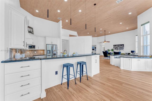 13890 SW 41st St, Davie, FL 33330