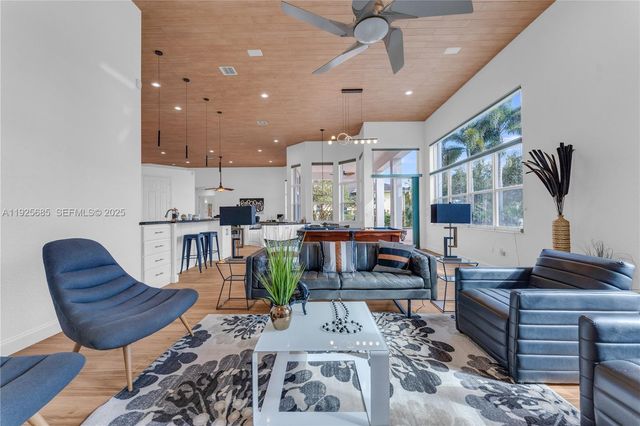 13890 SW 41st St, Davie, FL 33330