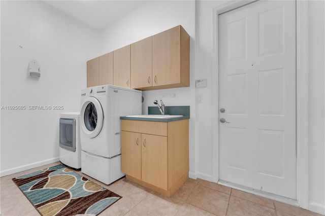 13890 SW 41st St, Davie, FL 33330