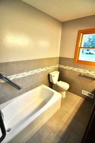 915 Fuller Street S, Shakopee, MN 55379