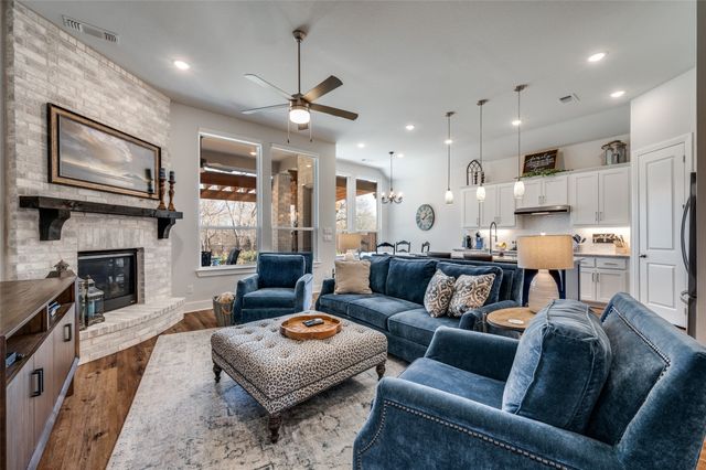 1521 Creekside Drive, Van Alstyne, TX 75495