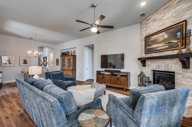 1521 Creekside Drive, Van Alstyne, TX 75495