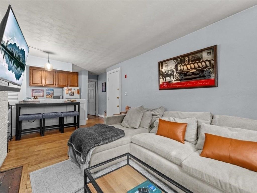 11 Myrtle St 2, Boston, MA 02114