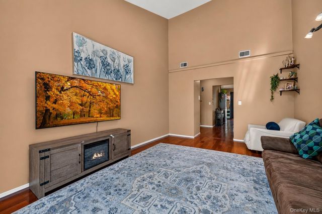 25 College Avenue 102, Nanuet, NY 10954