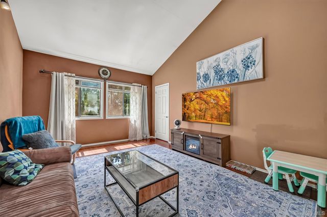 25 College Avenue 102, Nanuet, NY 10954