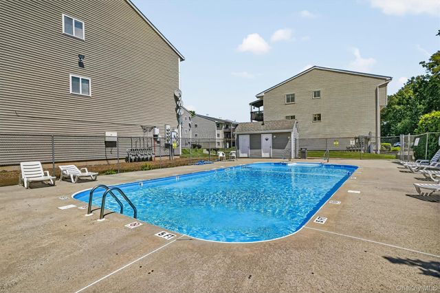 25 College Avenue 102, Nanuet, NY 10954