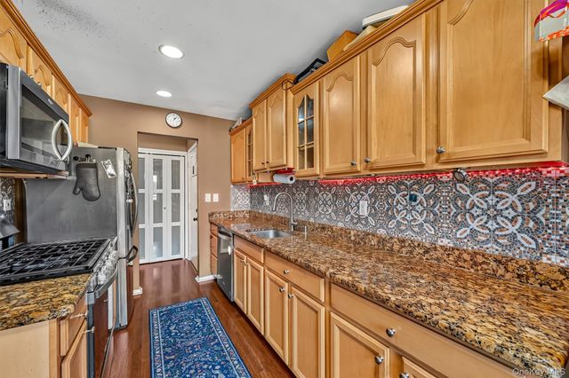 25 College Avenue 102, Nanuet, NY 10954