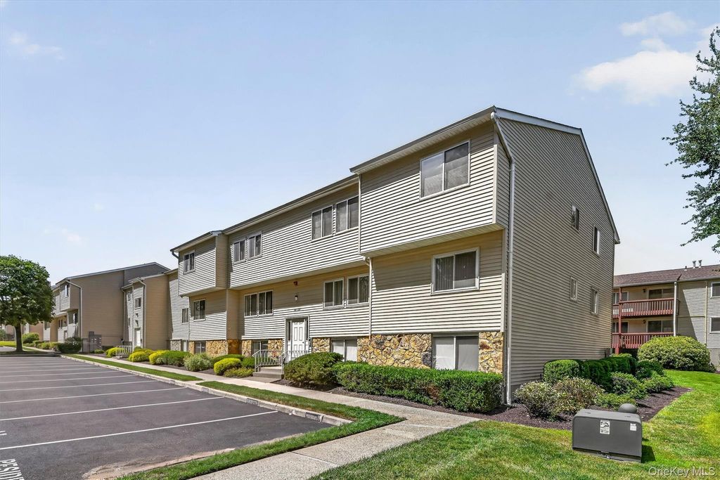 25 College Avenue 102, Nanuet, NY 10954 — photo 2