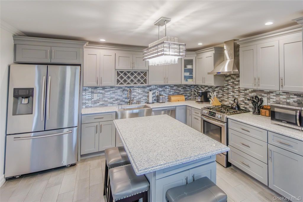 166 Cedar Court, Copiague, NY 11726