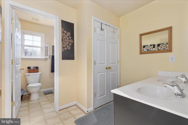 25 ENGLEWOOD TER, Martinsburg, WV 25403