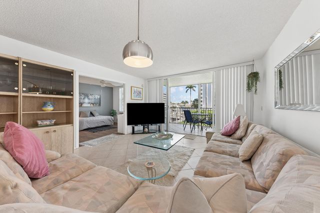 1 HARBOURSIDE Drive 1204, Delray Beach, FL 33483
