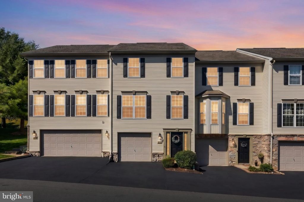 Image 1 of property listing at 2714 HUNTERS CREST DR #28, York, PA 17402