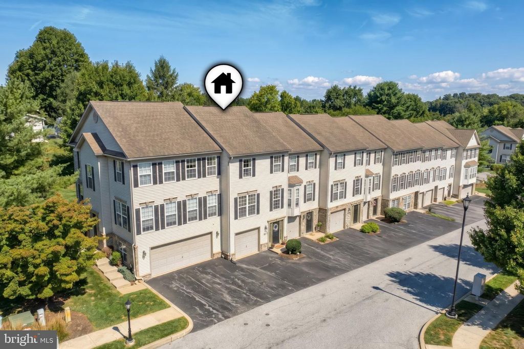 Image 2 of property listing at 2714 HUNTERS CREST DR #28, York, PA 17402
